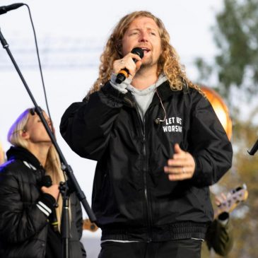 Worship leader Sean Feucht mismanaged millions in ministry funds, former associates say