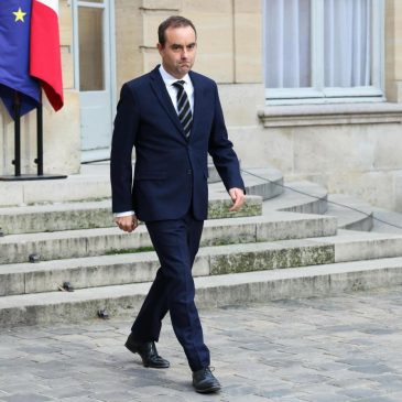 French PM resigns hours after naming government, plunging France further into political chaos