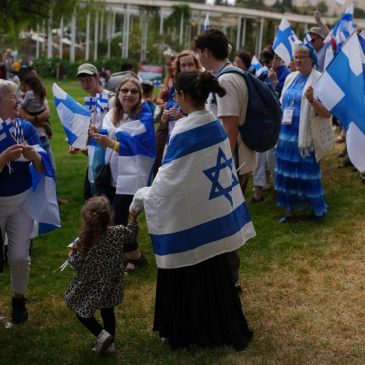 Hundreds of evangelical Christians in Jerusalem to show support for Israel cheer the peace push