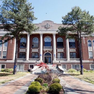 An Arkansas father accused of murder says he’s running for sheriff while awaiting trial