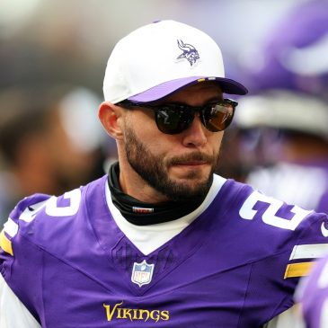 Why have the Vikings been limiting veteran safety Harrison Smith?