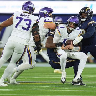 Carson Wentz needs shoulder surgery, Vikings place him on injured reserve