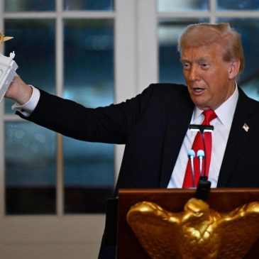 Trump plans to leave his mark on Washington by building a Paris-like arch near the Lincoln Memorial