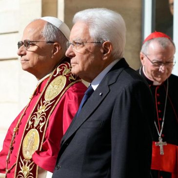 Pope urges Italy to remain open to migrants during rite of passage visit to presidential palace