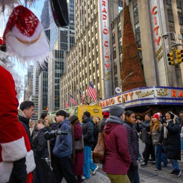 Bankrate’s 2025 holiday spending report