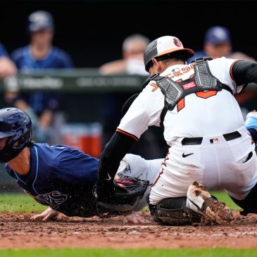 Twins trade for catcher, agree to terms for Justin Topa