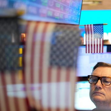 Wall Street holds steady as earnings reports flow in