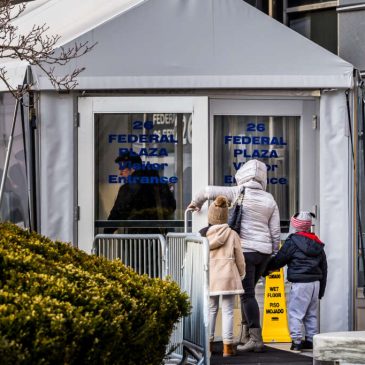 PODCAST: ¿Por qué los inmigrantes detenidos están pasando más tiempo en salas de procesamiento de ICE?