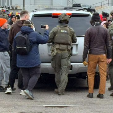 Federal agents detain people at St. Paul industrial building, drawing protesters