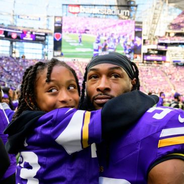 How sharing NFL dream with his son helped Aaron Jones grieve his dad