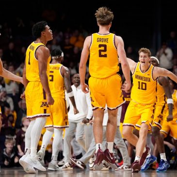 Men’s basketball: Gophers open with rout of Gardner-Webb