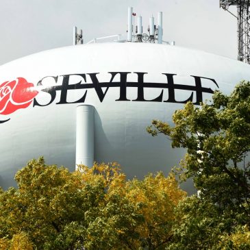 Police investigating potential murder-suicide after 2 shot in vehicle in Roseville shopping center