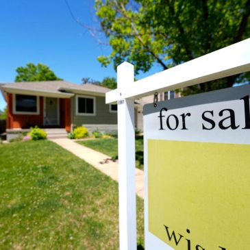 Average US long-term mortgage rate edges lower, remaining near its low for the year