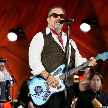 Raul Malo, the soulful tenor and frontman of The Mavericks, has died at age 60