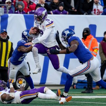 Max Brosmer replaces injured J.J. McCarthy in game between Vikings and Giants