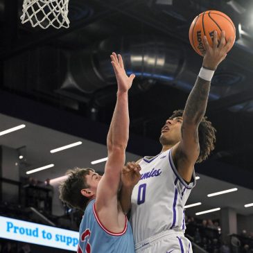Men’s basketball: St. Thomas rolls past old rival Johnnies