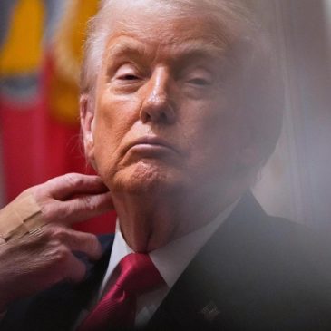 Doodling, drowsiness and a conspicuous misspelling highlight Trump’s last Cabinet meeting of 2025