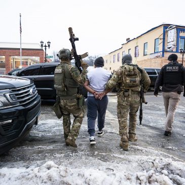 PODCAST: ¿Cómo han escalado las operaciones de ICE contra los inmigrantes?