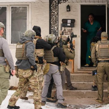 Immigration officers assert sweeping power to enter homes without a judge’s warrant, memo says