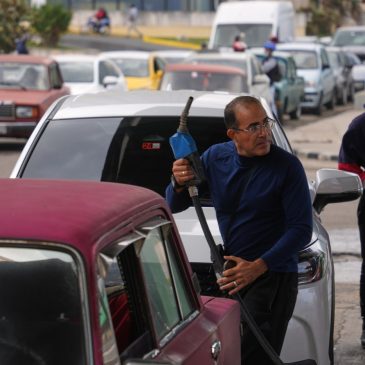 Trump threatens tariffs on any country selling oil to Cuba, a move that puts pressure on Mexico