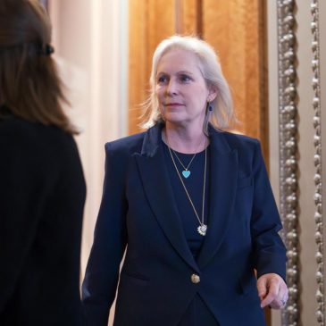 Senators launch a cross-party effort to end stock trading by lawmakers