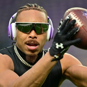 Vikings star Justin Jefferson eclipses 1,000 yards to keep his streak alive