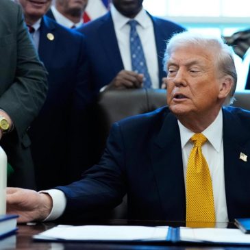 Trump signs a law returning whole milk to school lunches