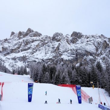 Lindsey Vonn tests injured left knee in Olympic downhill training, pumps fist after successful run