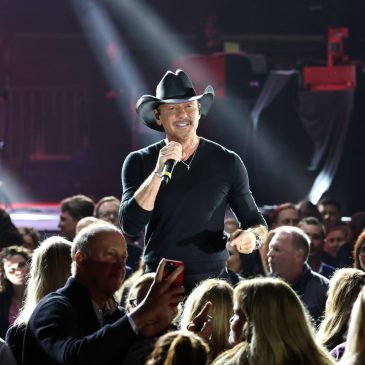 Country star Tim McGraw to headline Target Field in August