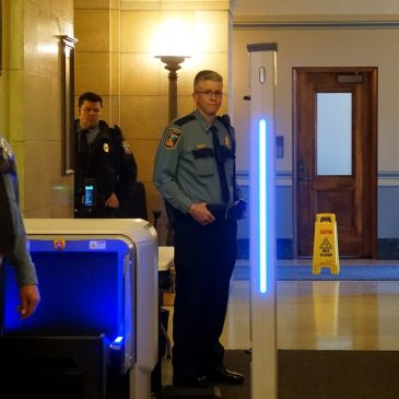 MN Capitol: Screening will keep knives out, handguns allowed with permit