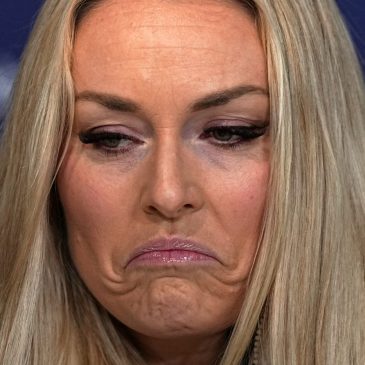 Lindsey Vonn vows to ski through major knee damage