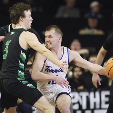 Men’s basketball: Tommies upset in Summit semifinals